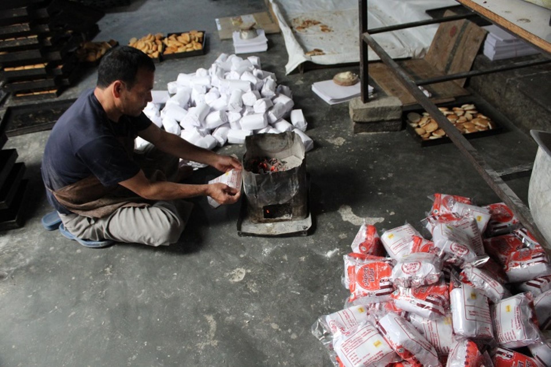 सात दशकदेखि स्वाद चखाउँदै धनकुटे नरिवल बिस्कुट, आगन्तुकलाई पनि कोसेली